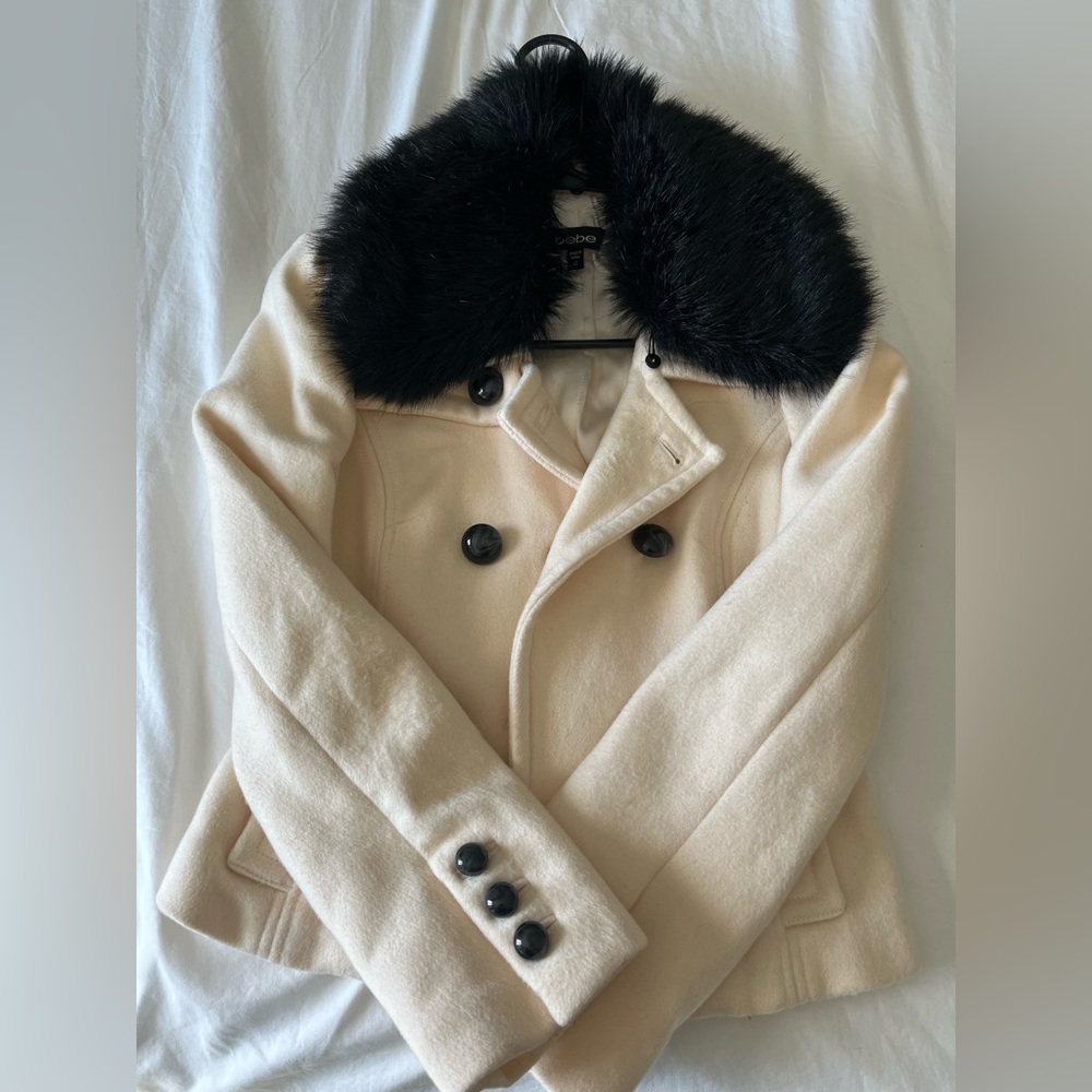 Short style Bebe cream coat with removable collar
